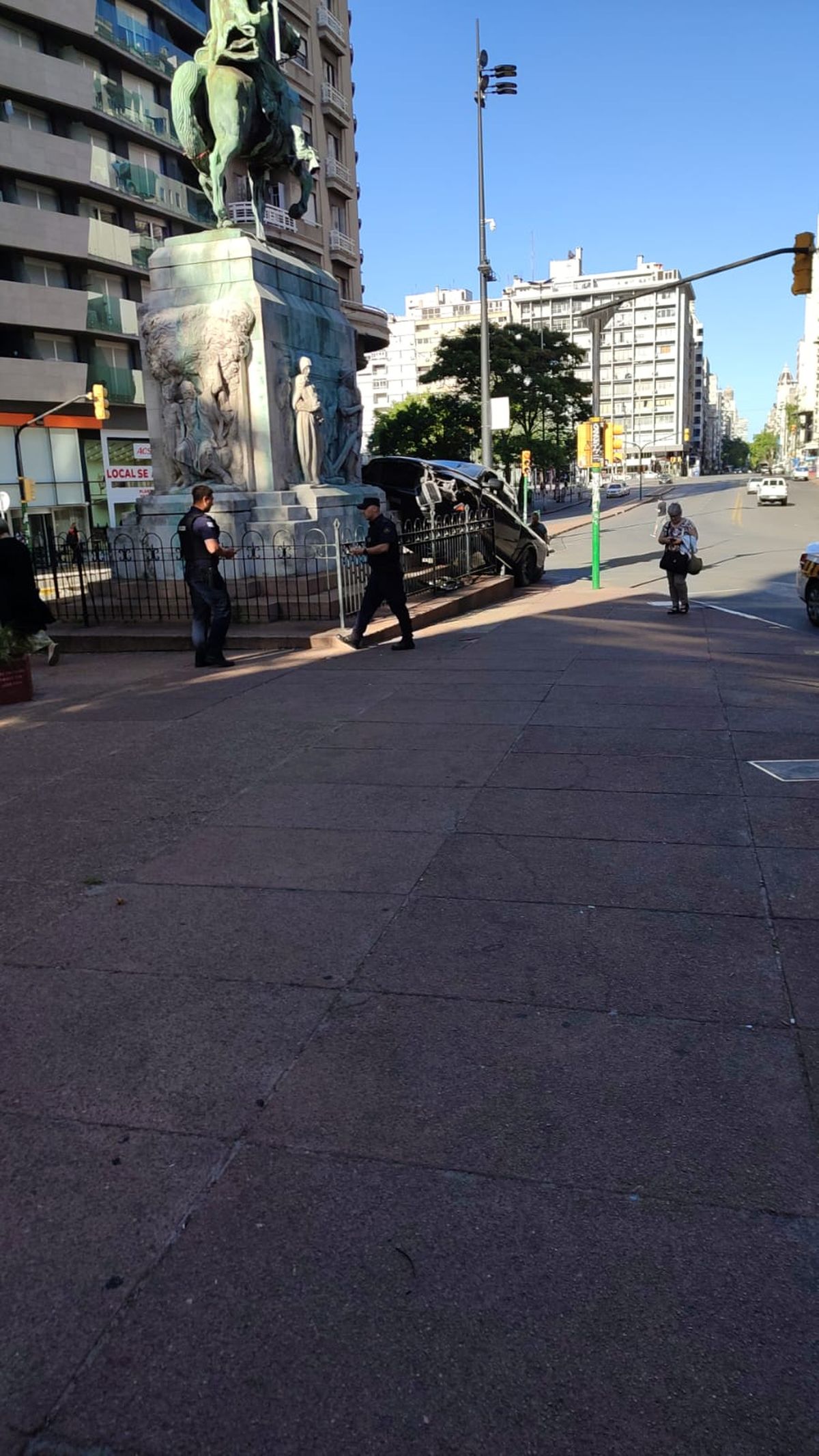 Camioneta se incrustó en el Monumento al Gaucho