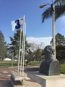 Alzan bandera de lista 3 del Partido Nacional en mástil en plaza de Treinta y Tres