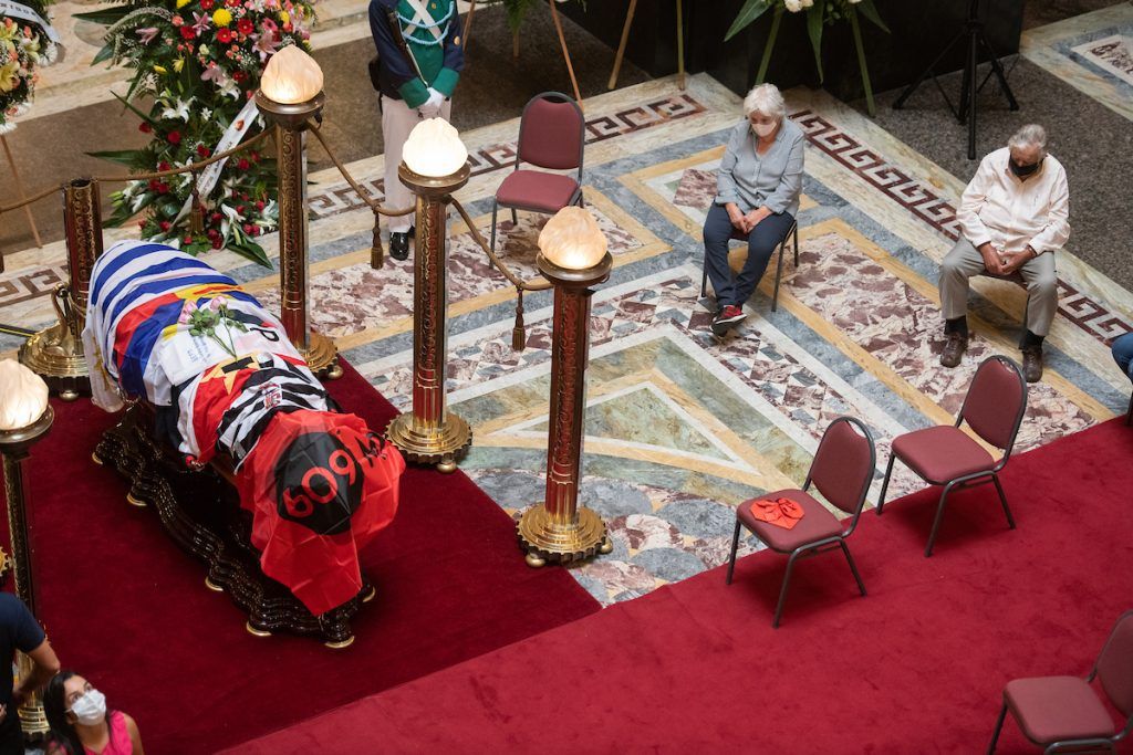 Velatorio de Eduardo Bonomi continúa a estas horas en el Palacio Legislativo