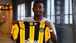 altText(Peñarol le rescinde contrato a Riascos, estudios a Viatri posible desgarro)}