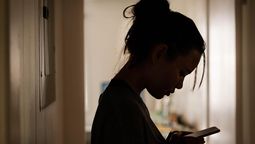altText(Ex directora acusa a Meta de explotar la vulnerabilidad emocional de adolescentes inseguros con IA)}