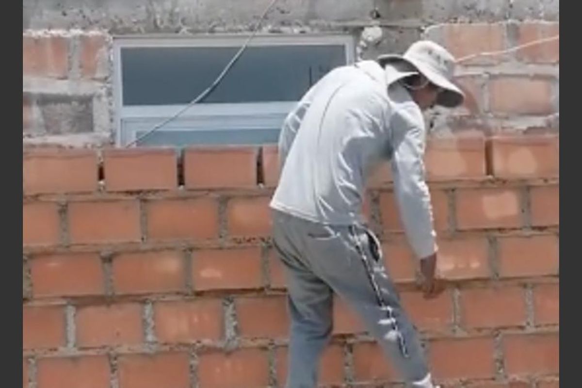 El video de los albañiles tapando la puerta y la ventana de una casa en TikTok suma más de 6 millones de reproducciones.