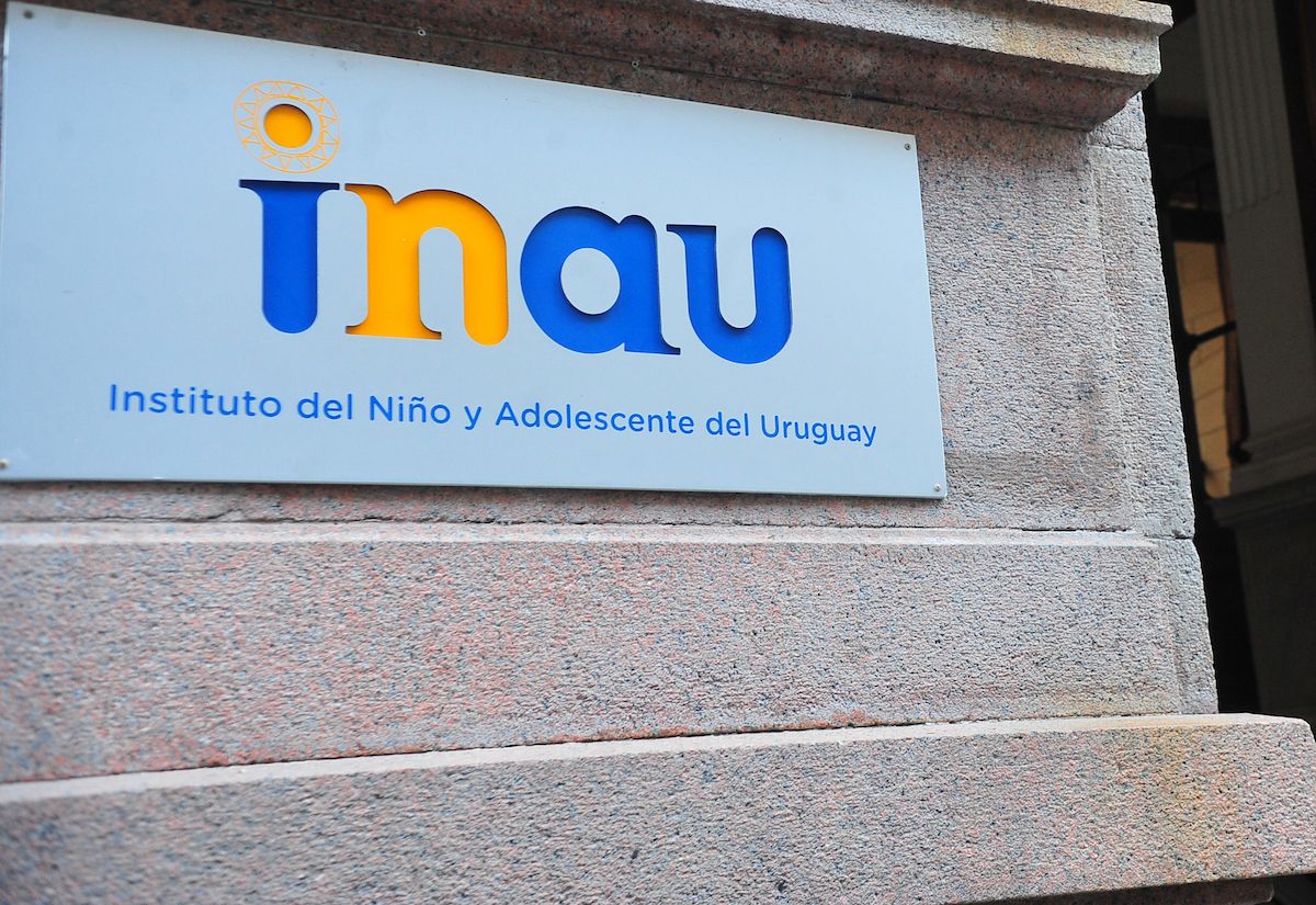 Las trabajadoras sindicalizadas del INAU reclaman la reincorporación de una trabajadora sancionada tras denunciar acoso sexual y laboral.