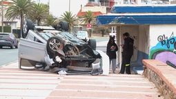 altText(Las impactantes imágenes del auto que chocó y volcó en la rambla de Malvín)}