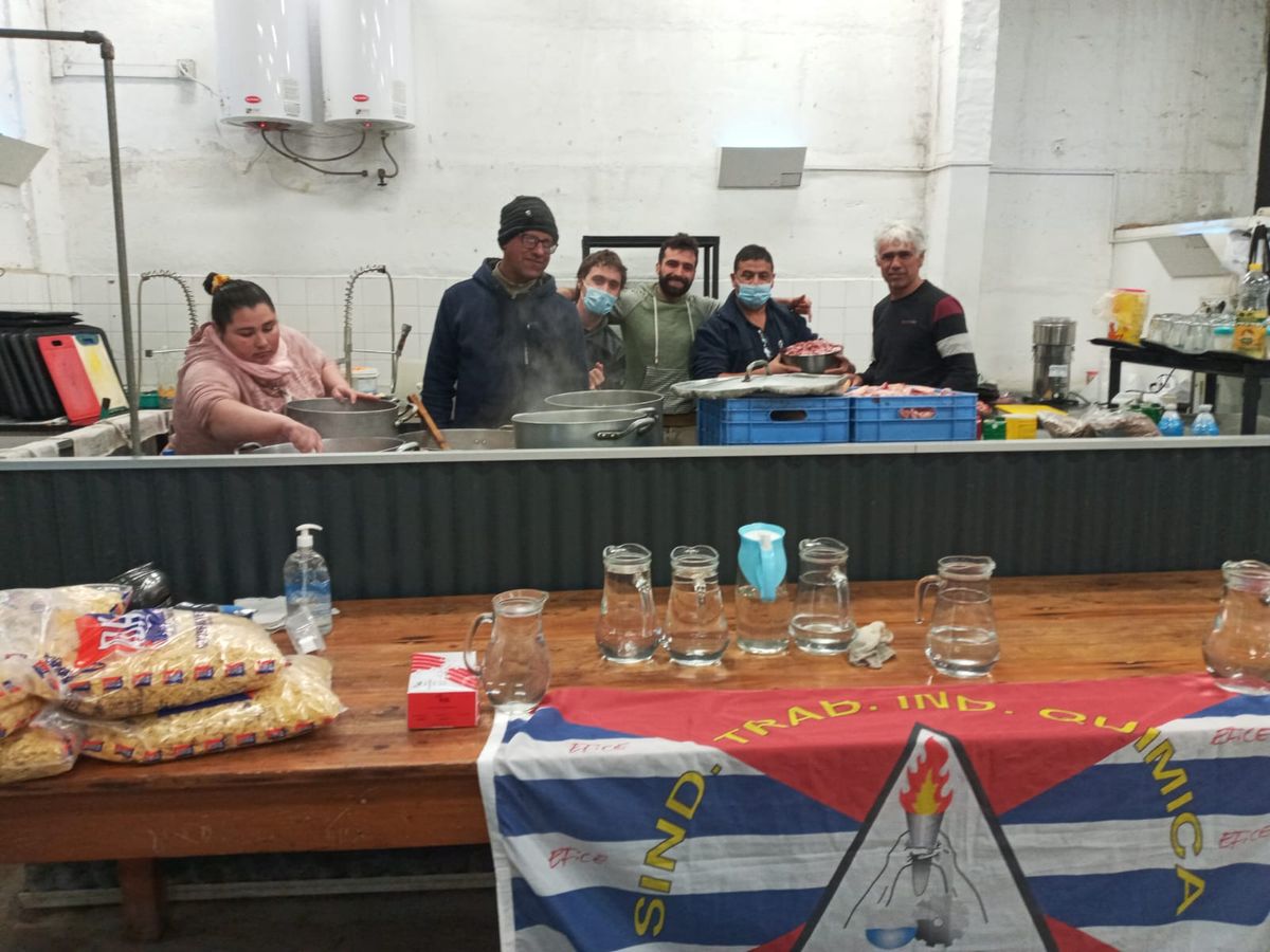 Trabajadores y trabajadoras de la empresa EFICE elaboran 170 porciones de alimentos tres veces a la semana para vecinos de Ciudad del Plata.