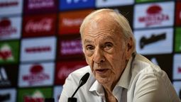 altText(Falleció César Luis Menotti: campeón del mundo con Argentina)}
