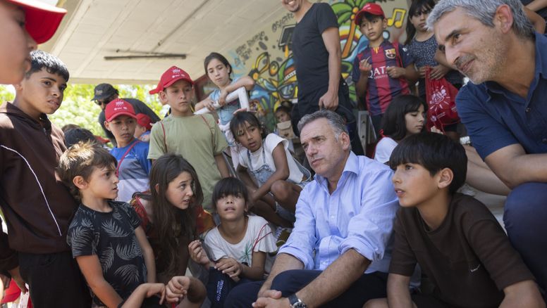 Orsi visitó a niñas y niños de una de las Escuelas de Verano en Salinas Norte