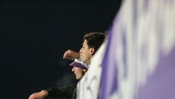 altText(Hinchas de Defensor y Danubio se enfrentaron en la tribuna)}