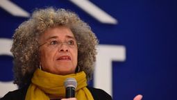 altText(Angela Davis se despide de Uruguay)}