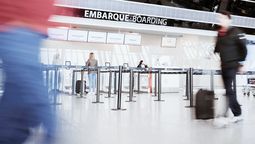 altText(Aeropuerto de Carrasco lanza innovador sistema de filas virtuales para pasajeros)}