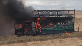 Camión de traslado a Cabo Polonio se incendió en pleno viaje