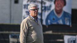 altText(Nacional con la cabeza en dos frentes)}