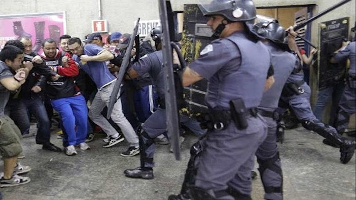 Brutal represión policial contra manifestantes que exigían renuncia de Bolsonaro