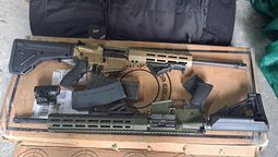 altText(Aduanas incauta dos armas de guerra en paquete de agencia de transporte)}
