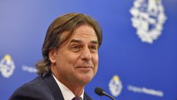 altText(Lacalle Pou prometió bajar el gasto U$S 900 millones, pero lo aumentó en 950 millones)}