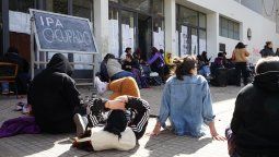 altText(Tensa espera en el IPA mientras prosigue ocupación)}