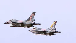 altText(Continúa la tensión: aviones de combate venezolanos sobrevuelan barco de EEUU)}