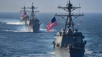 Buques de guerra de EEUU se dirigen a Venezuela y Maduro anuncia despliegue 4,5 millones de milicianos