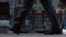 altText(El pasto, el agua y los zapatos)}