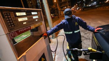 Ursea recomienda subas de hasta un 23,8% en combustibles, el gobierno decide
