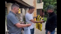 altText(Nuevo DT: el Chino Recoba se puso la camiseta aurinegra)}