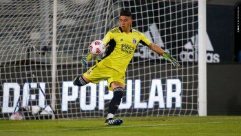 &nbsp;Bryan Cortés cerca de Peñarol.