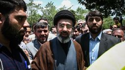 altText(El líder de Irán Mojtaba Jamenei promete vengar la muerte de su padre)}