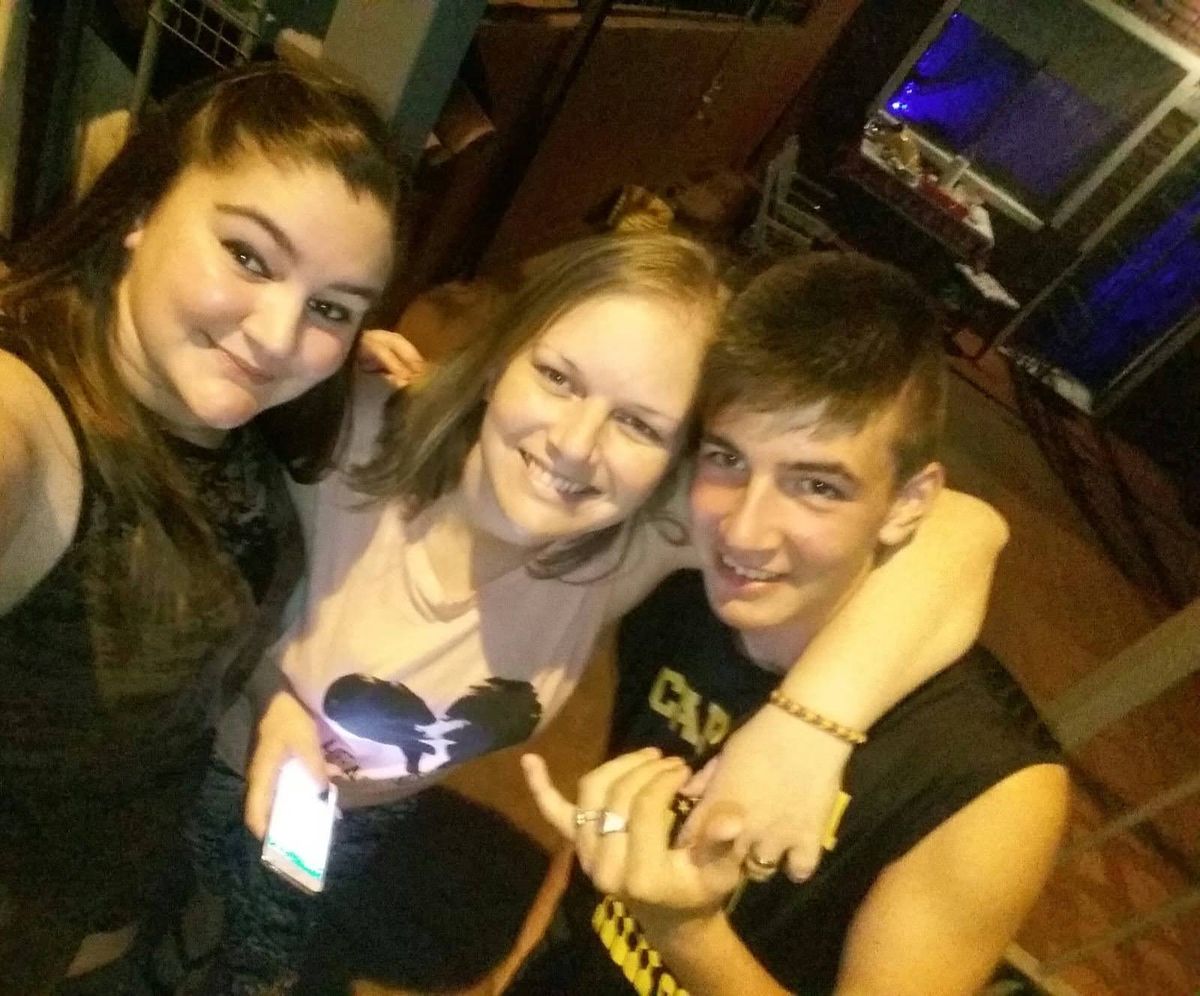 Thalia, Claudia y Nacho.