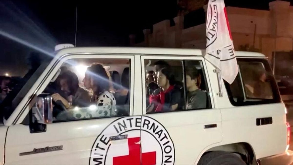 La Cruz Roja informó que los rehenes se encuentran actualmente en camino a Egipto.