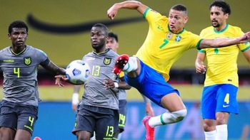 Brasil le ganó a Ecuador y sigue puntero