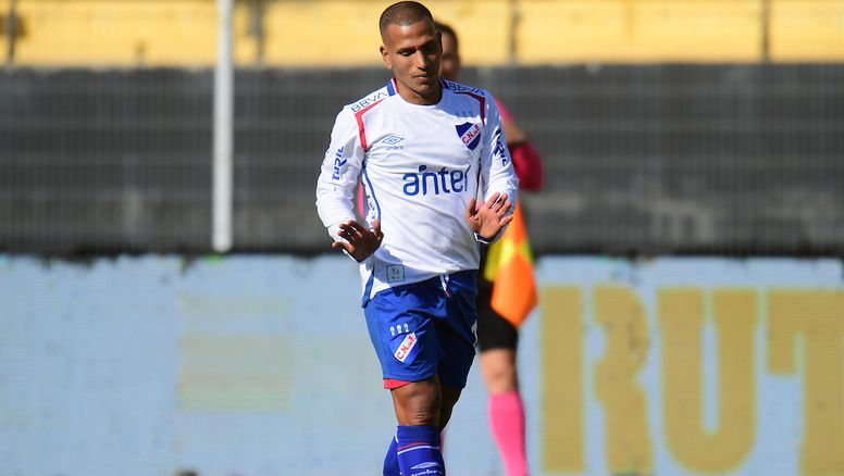 Mientras Nacional busca recuperar los puntos en el TAS; Peirano mete variantes