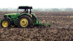 altText(Trabajador rural murió luego de caer del tractor a un tajamar y quedar atrapado)}