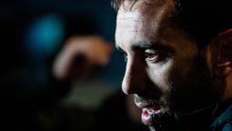 altText(Diego Godín fue anunciado en Vélez Sarsfield con un curioso video)}