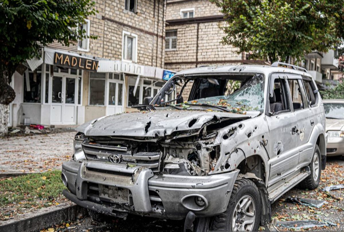 Autos dañados por el ataque azerí en Nagorno Karabaj.