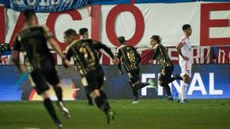 altText(Peñarol se quedó con el clásico en el Gran Parque Central)}