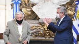 altText(Mujica recibió el Collar de la Orden del Libertador San Martín)}