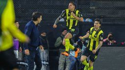 altText(Peñarol pegó primero, le ganó a Racing y va con ventaja a Avellaneda)}