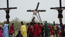 altText(Autoflagelación y crucifixiones durante Viernes Santo en Filipinas)}