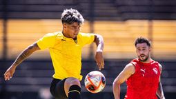 altText(Leo Fernández marcó de tiro libre en la derrota de Peñarol ante Independiente)}