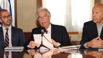 Vázquez entregó a Lacalle Pou dos propuestas a evaluar como «urgente consideración»