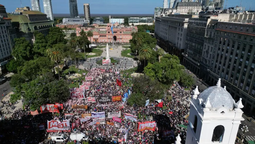 altText(Con pocos incidentes terminó la marcha de los piqueteros)}