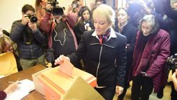 altText(Carolina Cosse votó acompañada por su familia (FOTOS))}