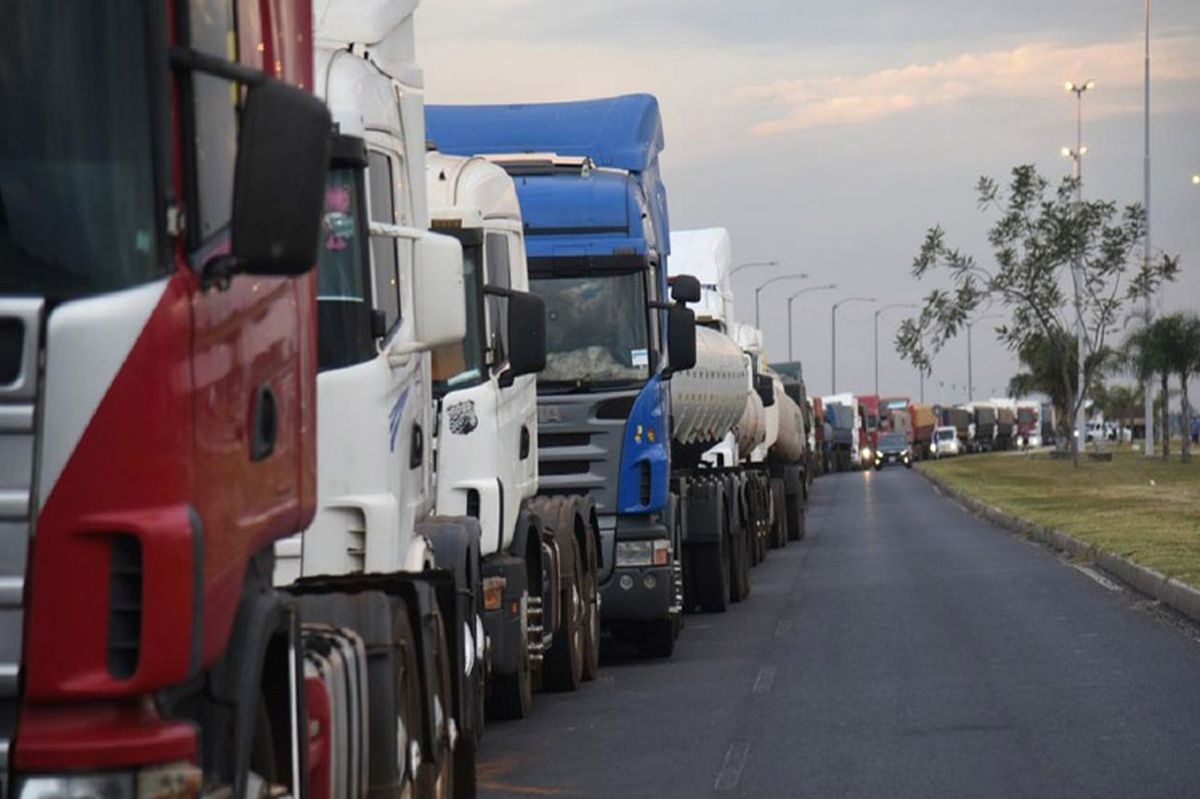 Crece la protesta de los camioneros paraguayos.