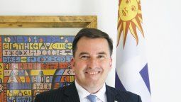 altText(China distingue a diplomático uruguayo con una inédita medalla oficial)}