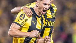 altText(Peñarol goleó a Cerro y es único líder)}