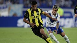 altText(Peñarol prepara el choque con Vélez mientras se definen altas y bajas)}