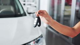 altText(Guía para moverse en Uruguay: pasos, documentos y las agencias clave para alquilar un auto)}