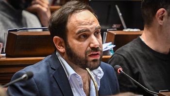 Gonzalo Civila se cruzó con el miembro interpelante el diputado del Partido Nacional (PN) Pedro Jisdonian.