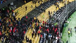 altText(Hinchas de Peñarol y Colón se tiraron con todo)}