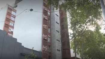 Otro edificio del barrio Cordón fue graffiteado en todos sus pisos